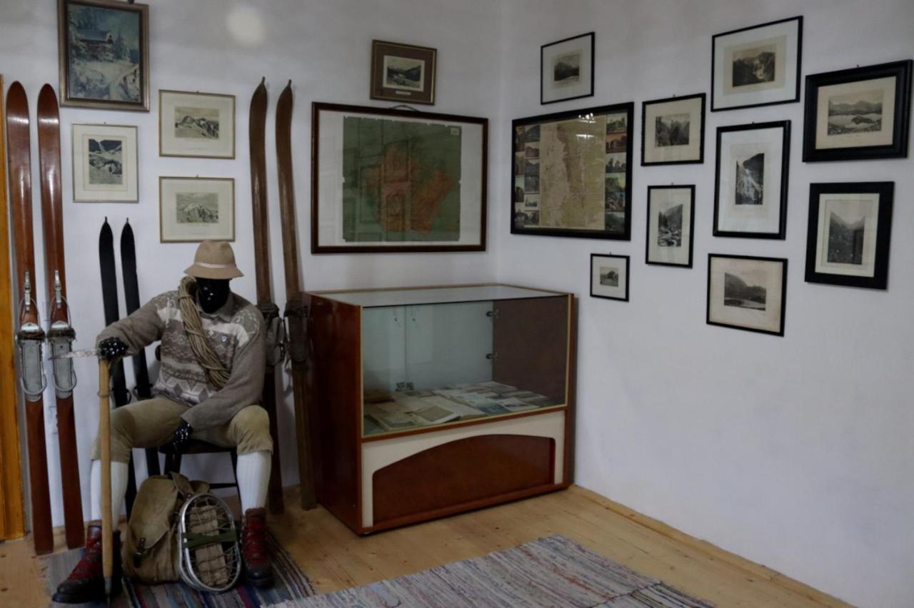 Galeria Turismului Montan Guest House คือร์ตีโชอารา ภายนอก รูปภาพ