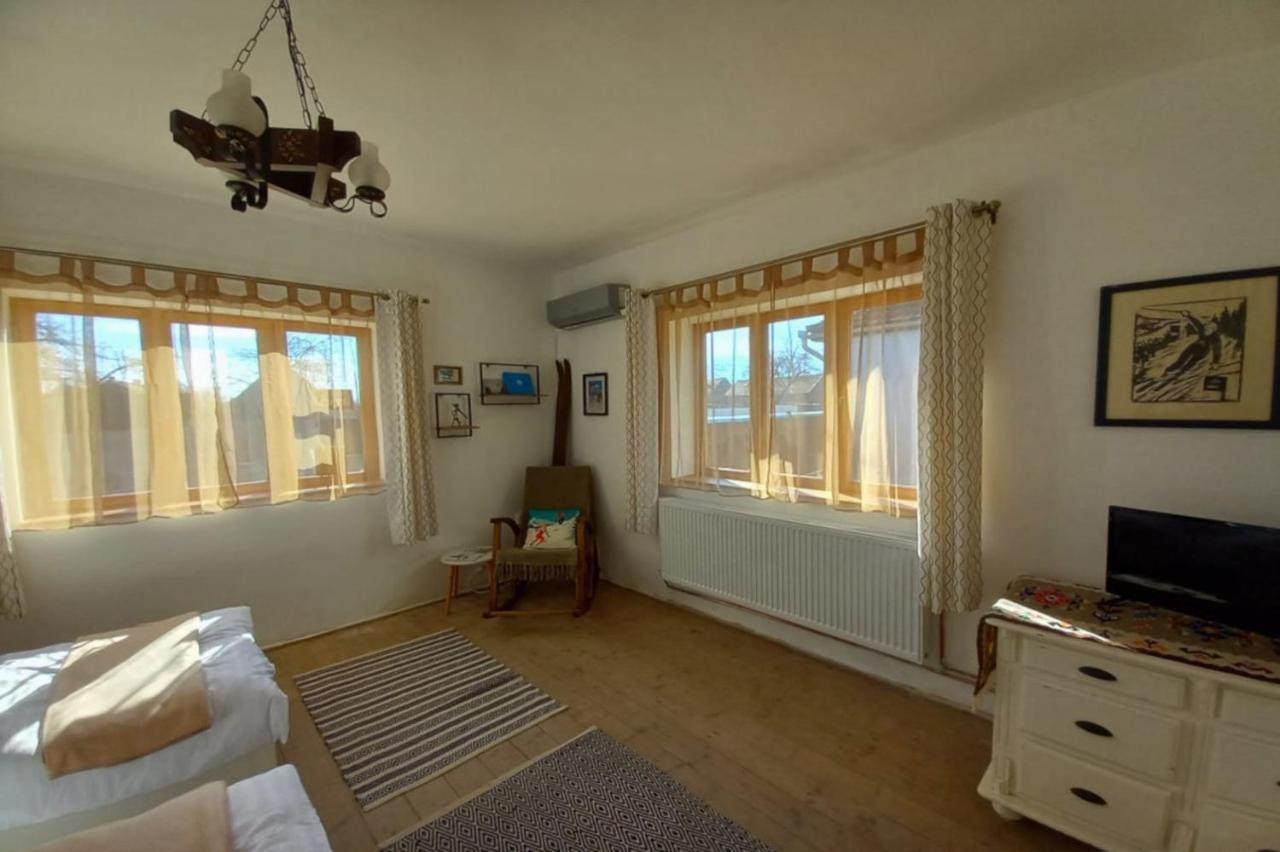 Galeria Turismului Montan Guest House คือร์ตีโชอารา ภายนอก รูปภาพ