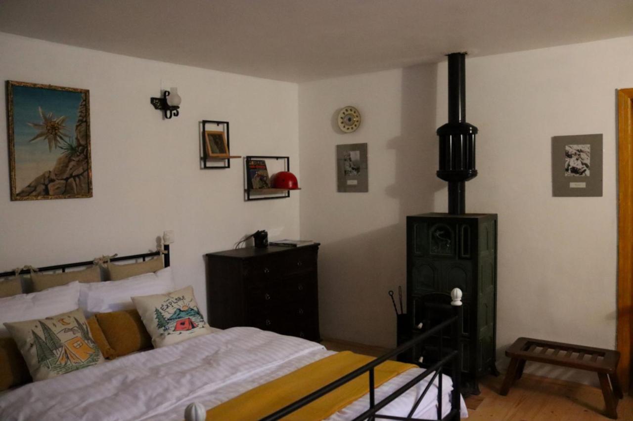 Galeria Turismului Montan Guest House คือร์ตีโชอารา ภายนอก รูปภาพ